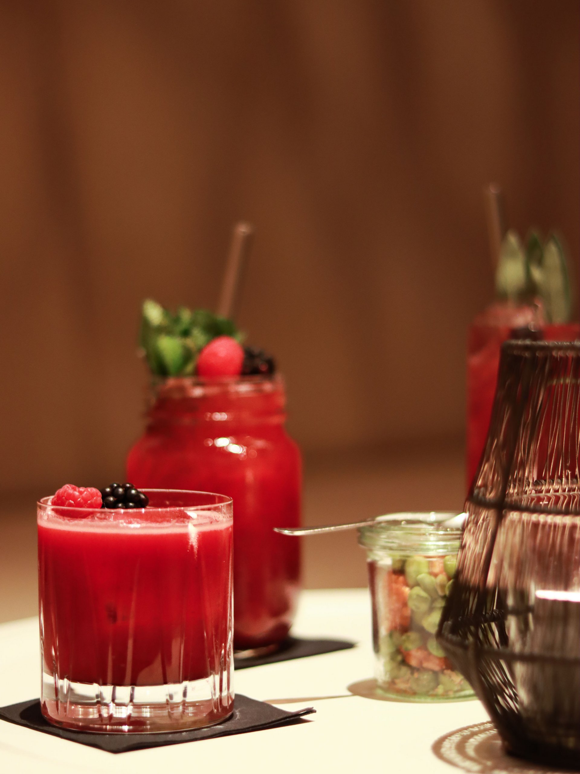 Cocktails aux baies rouges dans des verres sur une table blanche