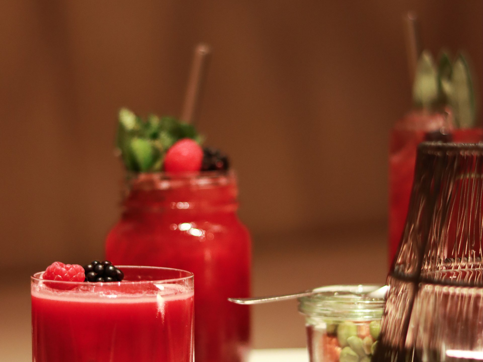 Cocktails aux baies rouges dans des verres sur une table blanche