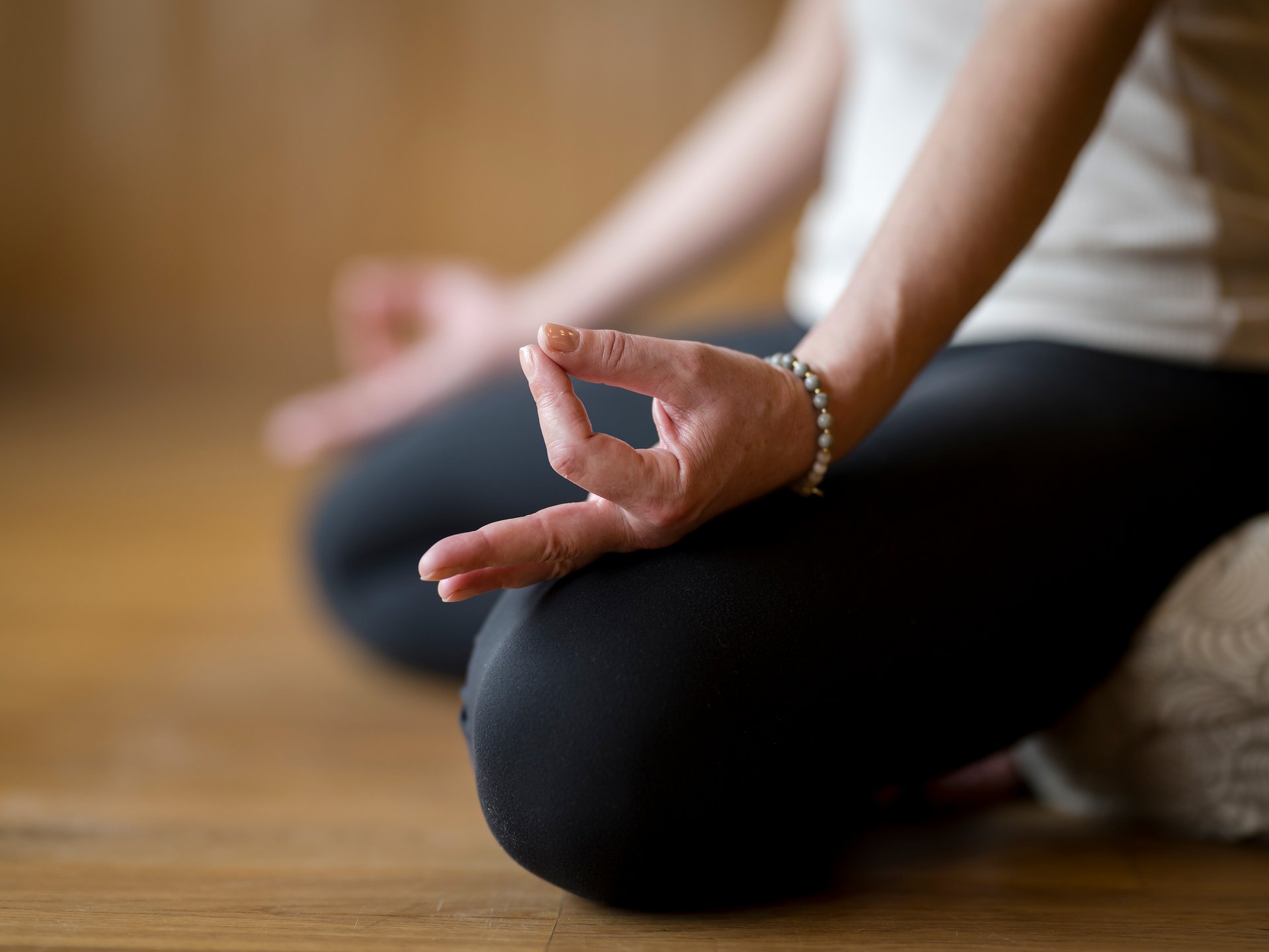 Nahaufnahme von Händen in Meditationshaltung beim Yoga