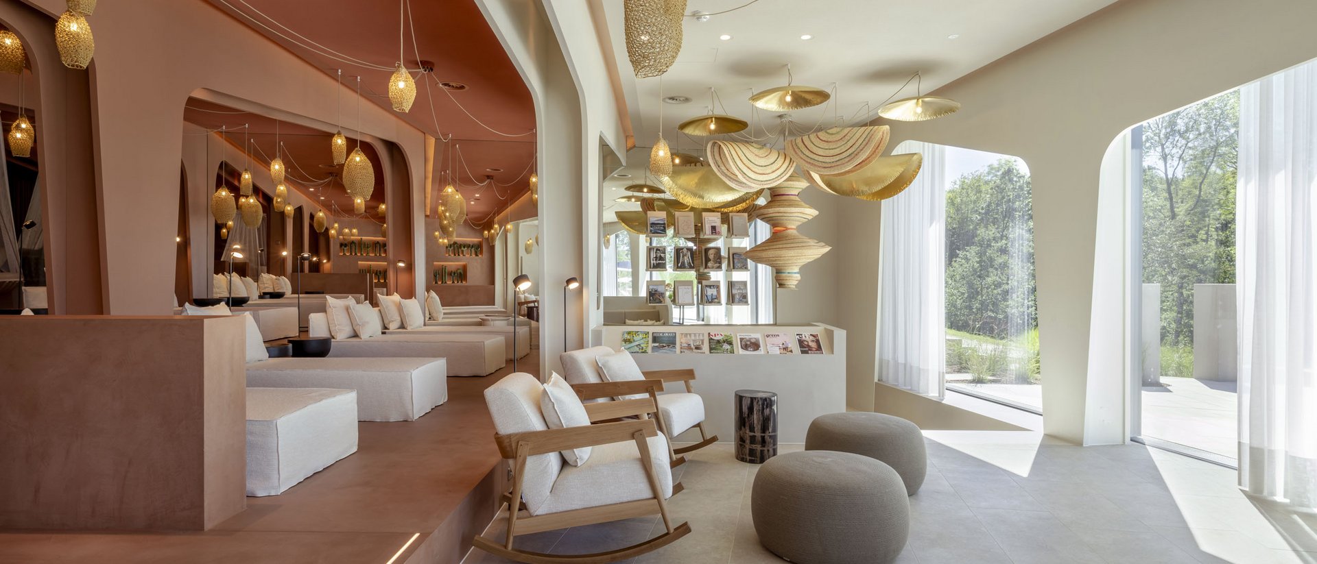Salon lumineux avec fauteuils confortables, poufs et luminaires décoratifs