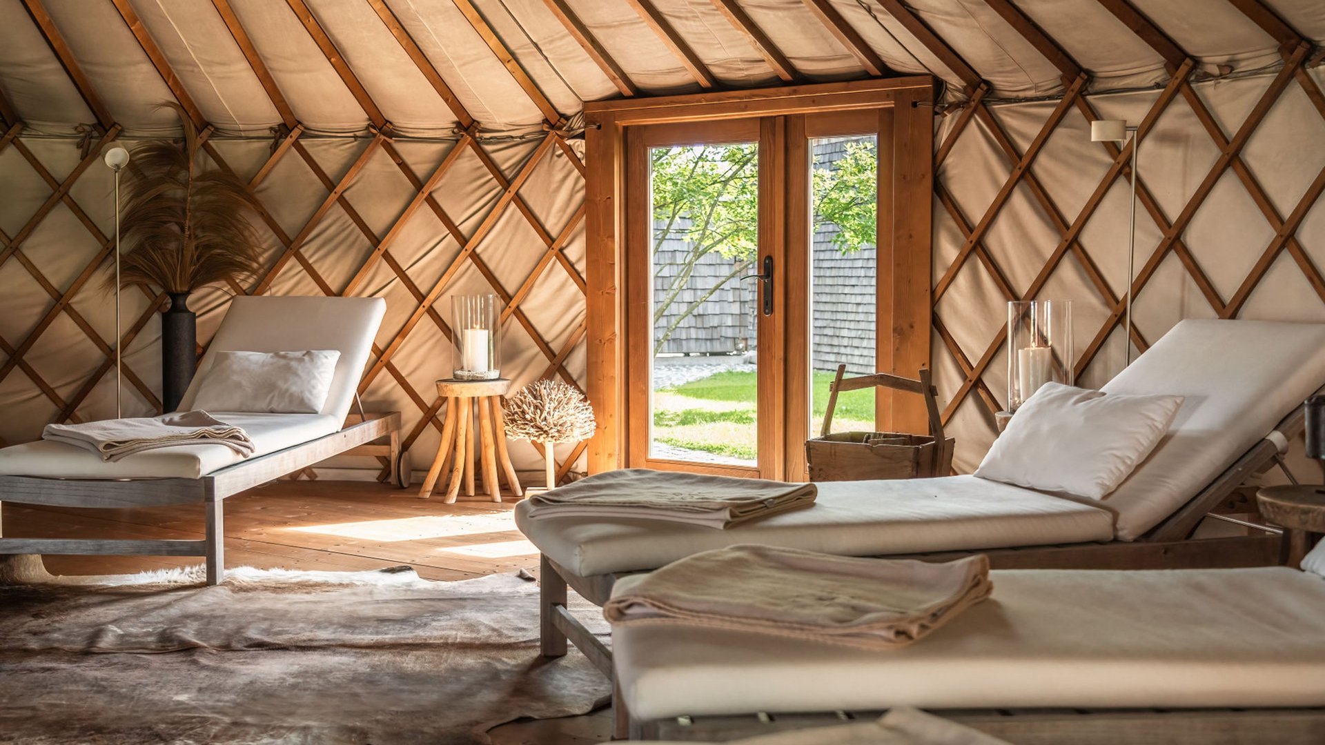 Salle de repos chaleureuse avec des chaises longues dans une cabane en bois