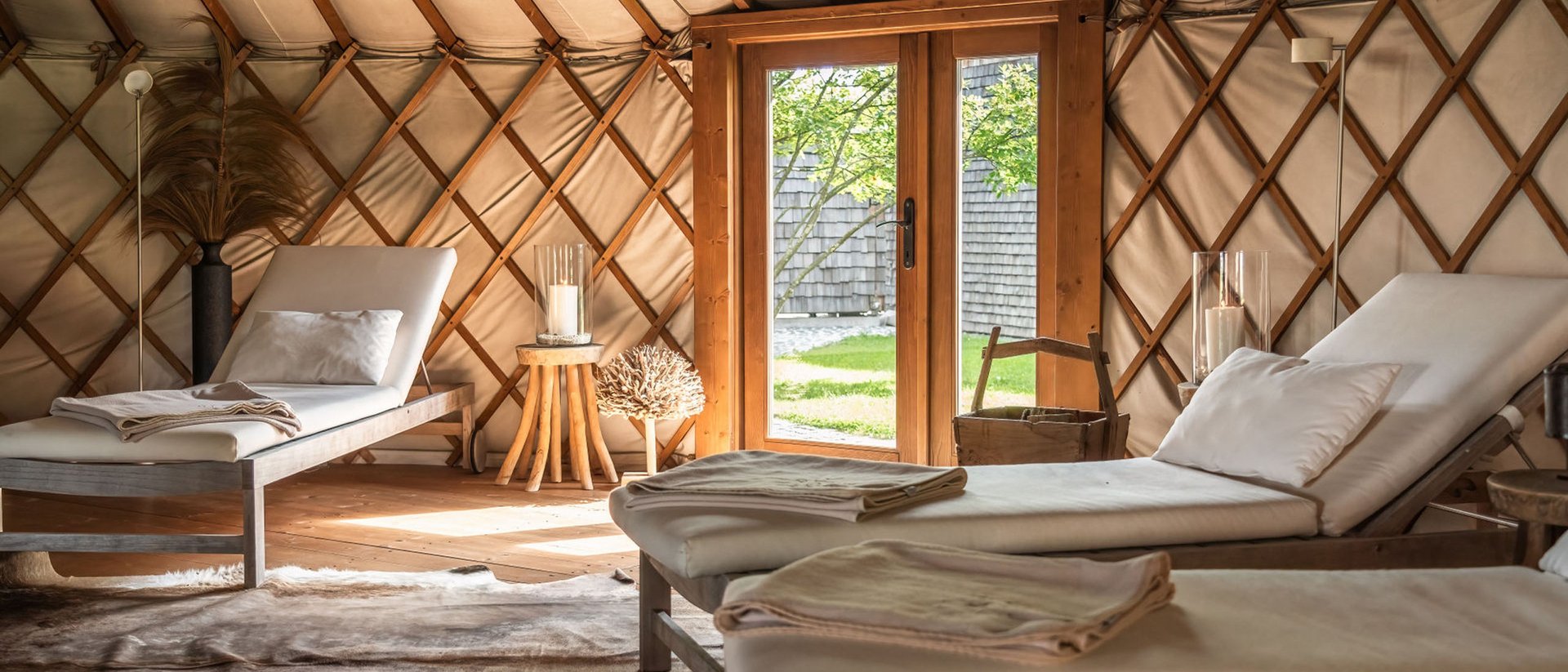 Salle de repos chaleureuse avec des chaises longues dans une cabane en bois