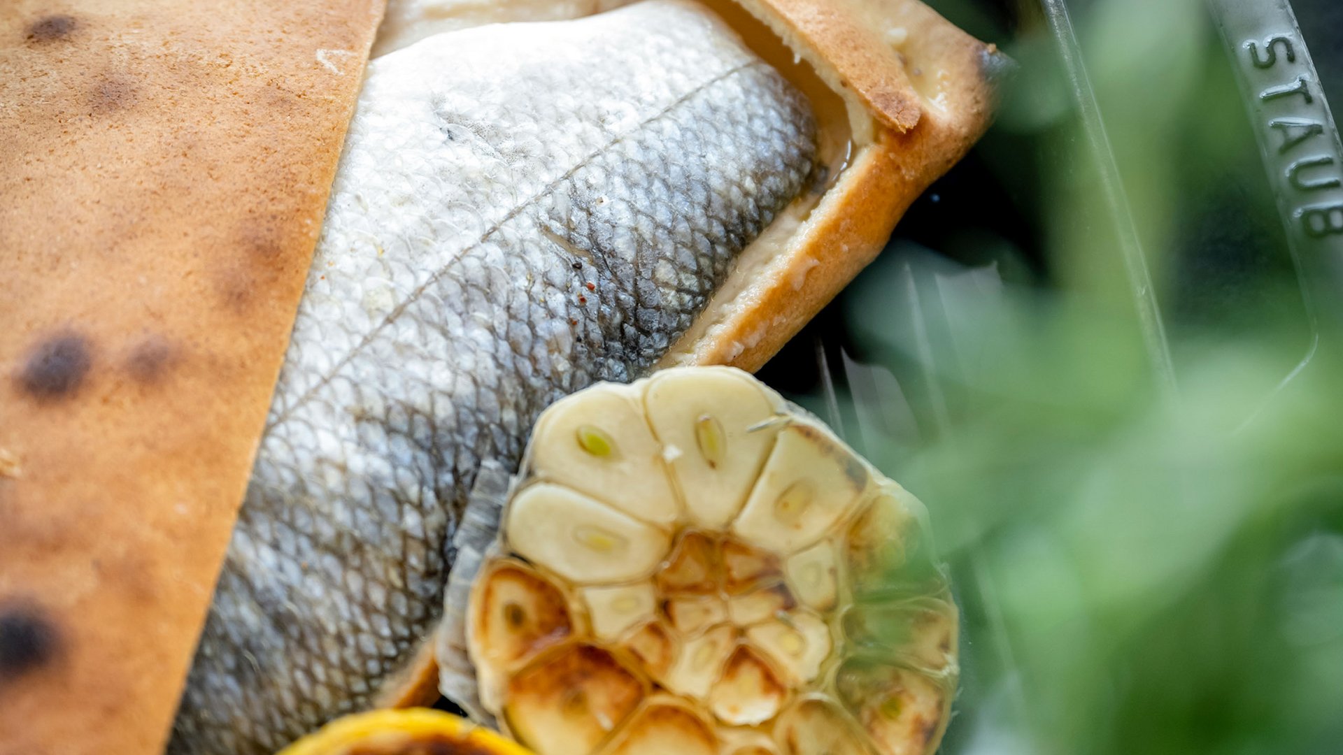 Poisson cuit au four avec ail rôti et citron sur poêle à griller