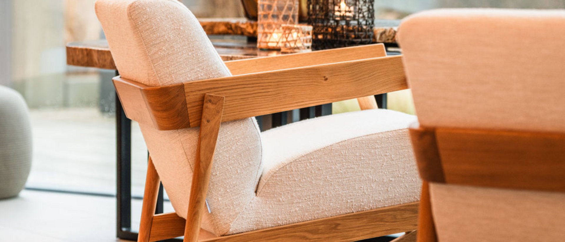 Moderner Schaukelstuhl aus Holz und Stoff in hellem Wohnzimmer