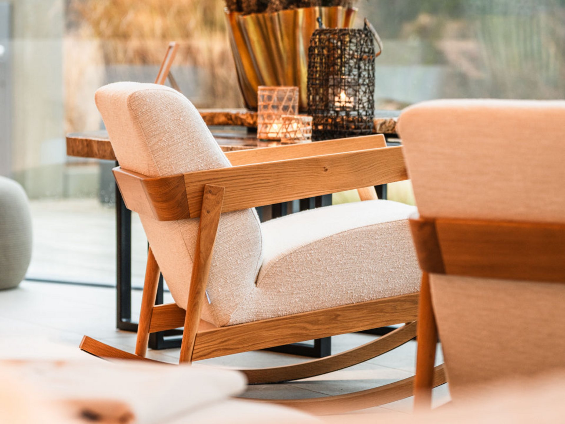 Moderner Schaukelstuhl aus Holz und Stoff in hellem Wohnzimmer