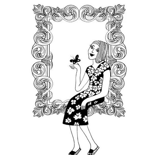 Frau in Blumenkleid sitzt auf verziertem Rahmen mit Schmetterling in der Hand
