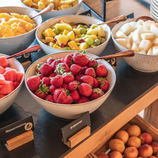 Obstschalen mit Erdbeeren, Wassermelone und gemischtem Obst auf Buffet