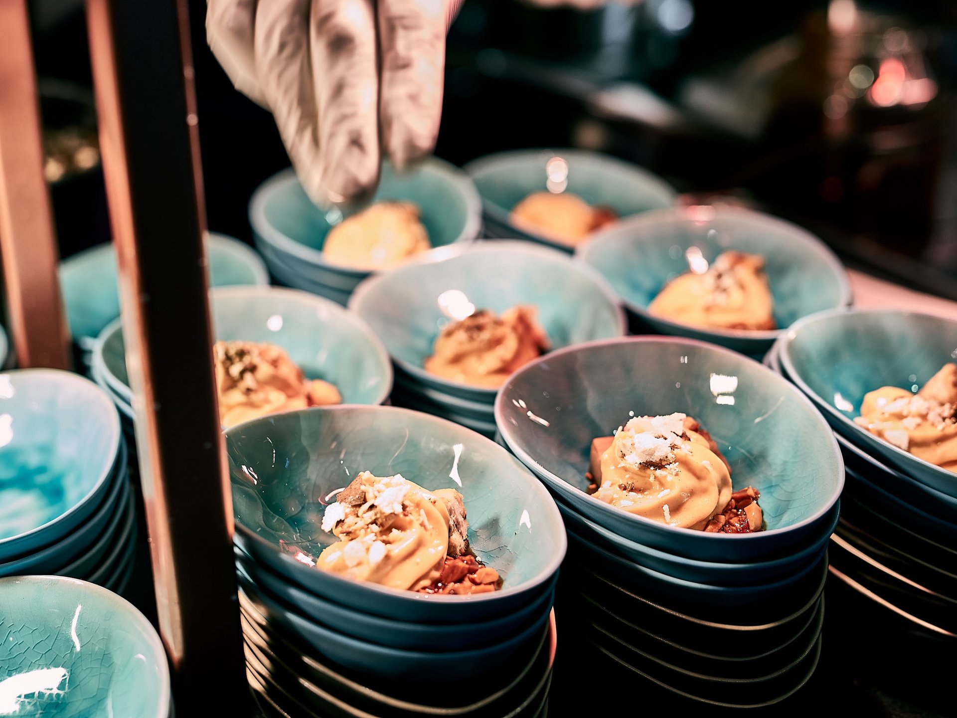 Glace avec garnitures servie dans des bols bleus, décorée à la main en cuisine
