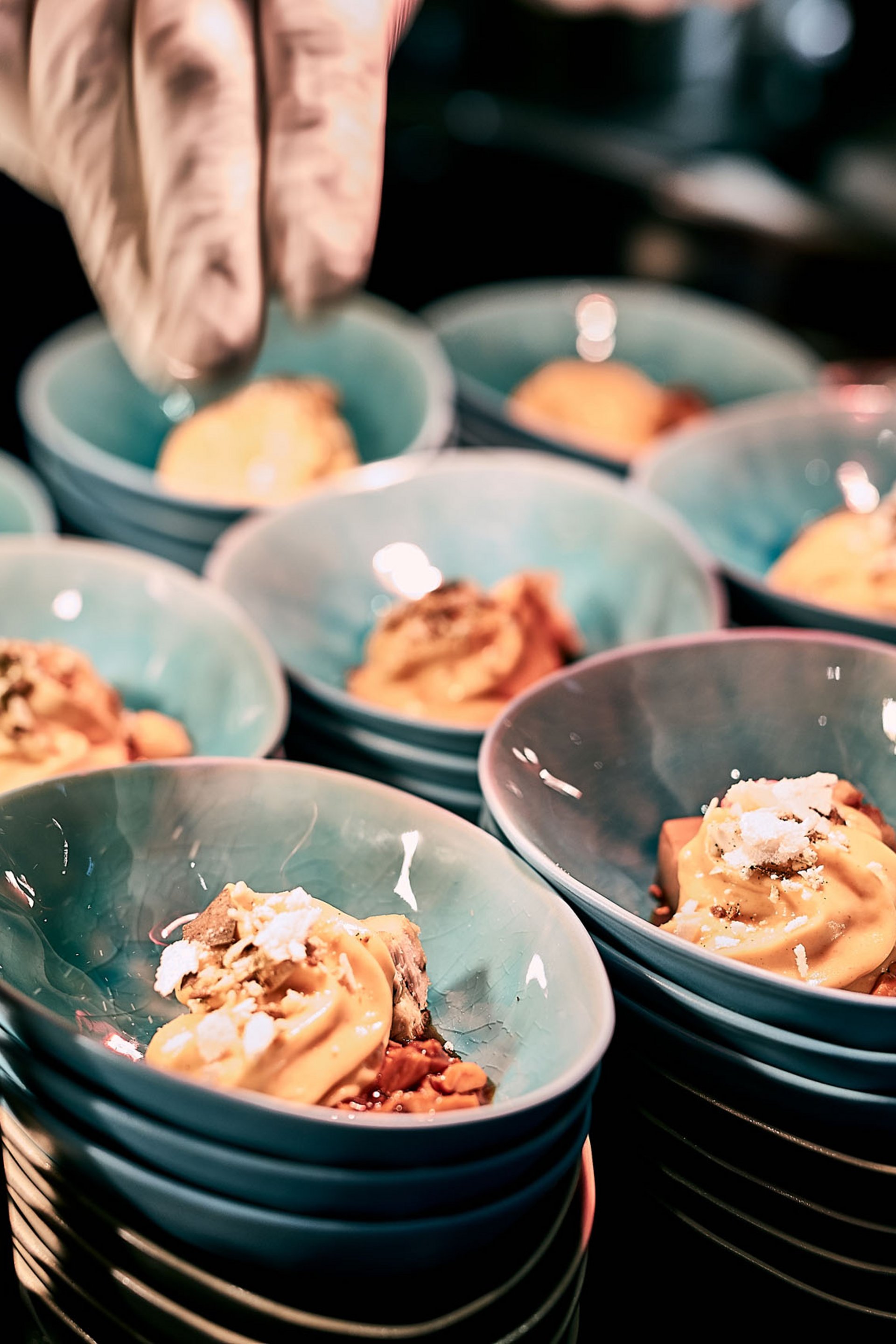Eiscreme mit Toppings in blauen Schalen, von Hand dekoriert im Restaurant