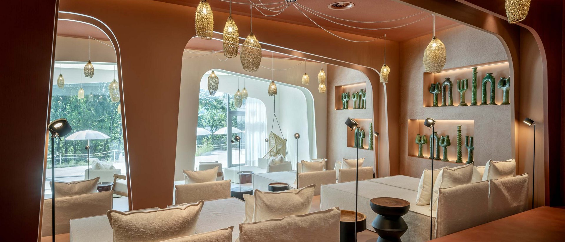 Modernes Wohnzimmer mit weißen Kissen und warmen Hängebeleuchtungen