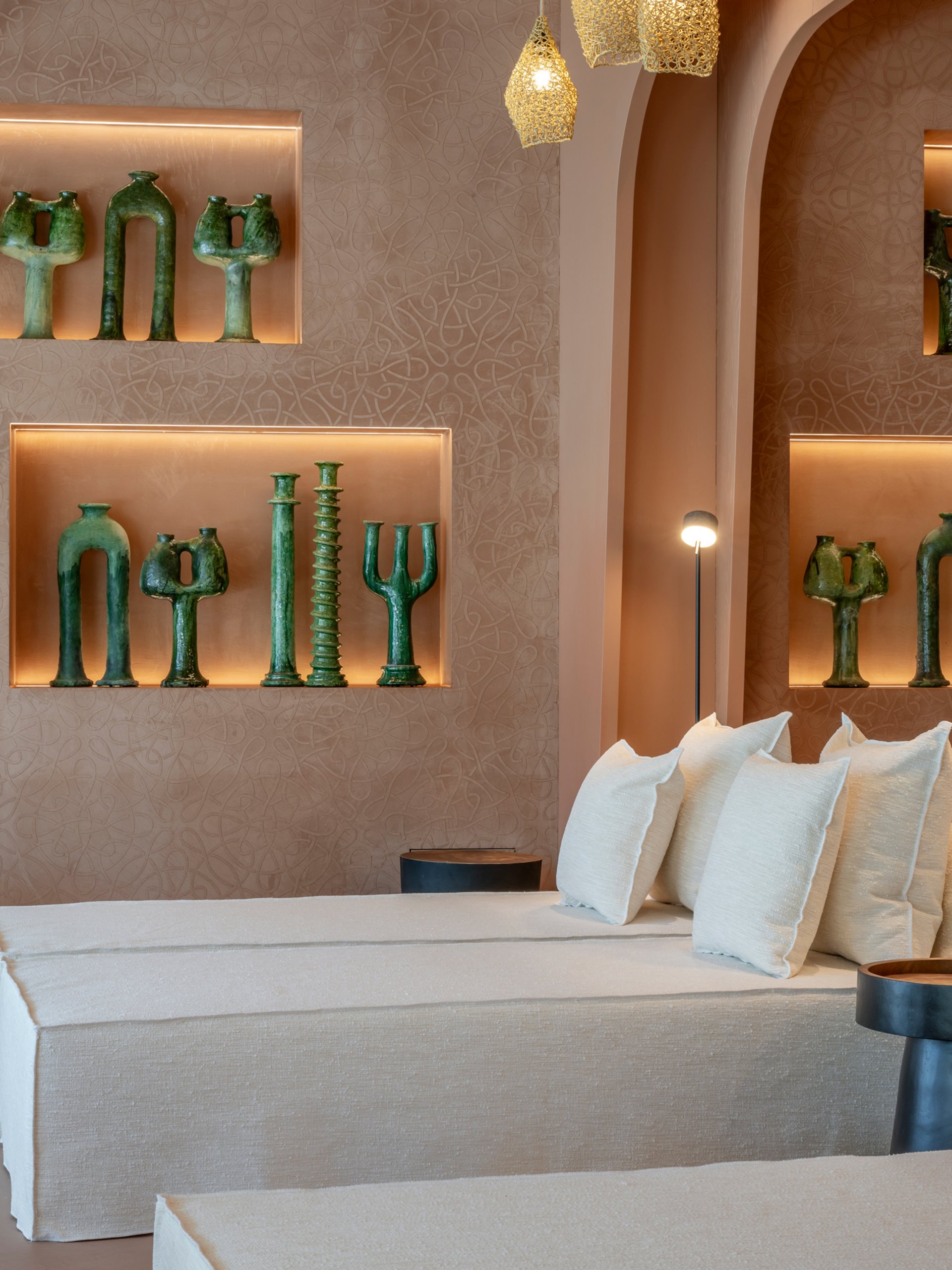 Moderne Lounge mit weißen Sofas und grünen Skulpturen an der Wand