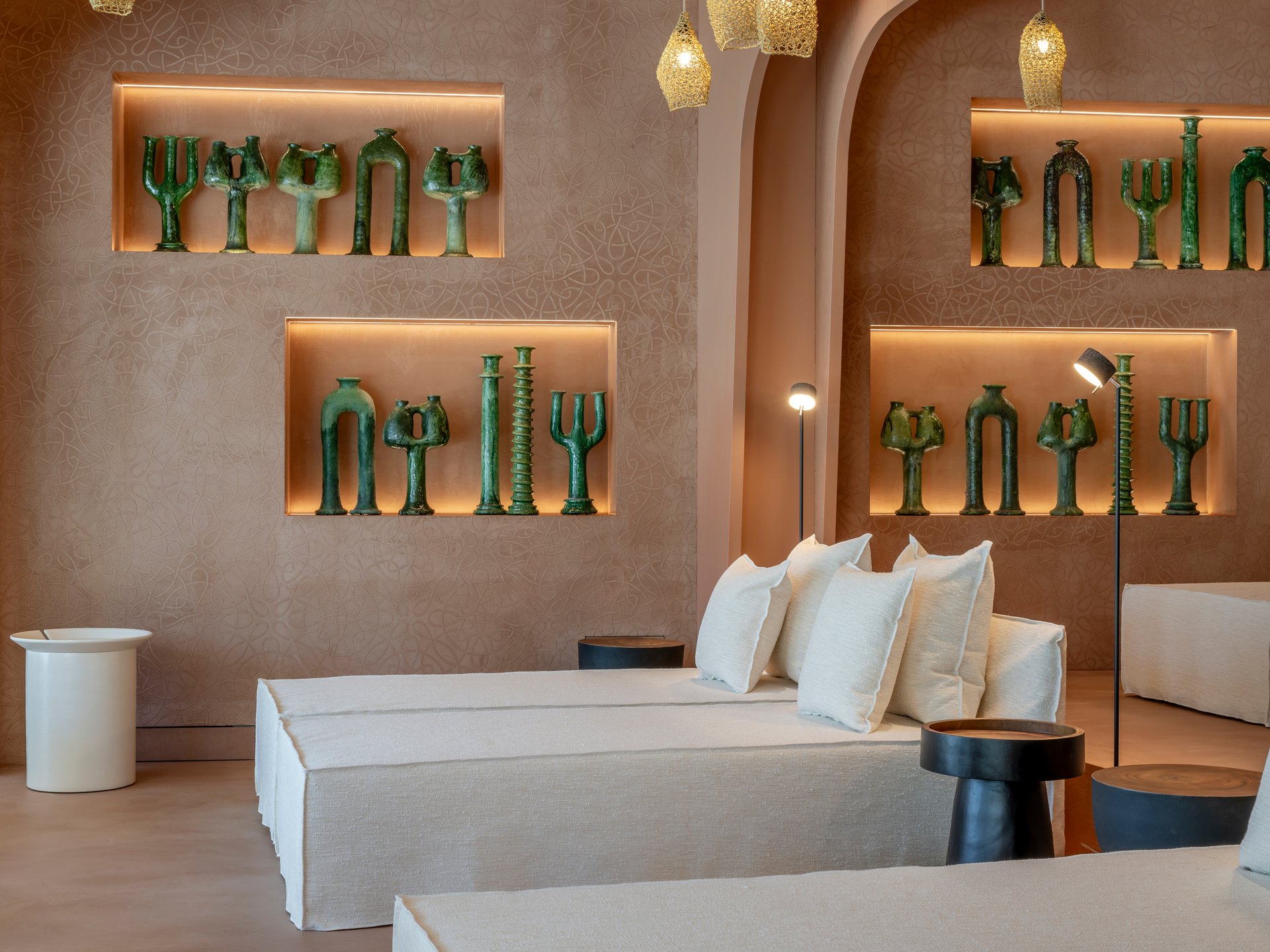Moderne Lounge mit weißen Sofas und grünen Skulpturen an der Wand